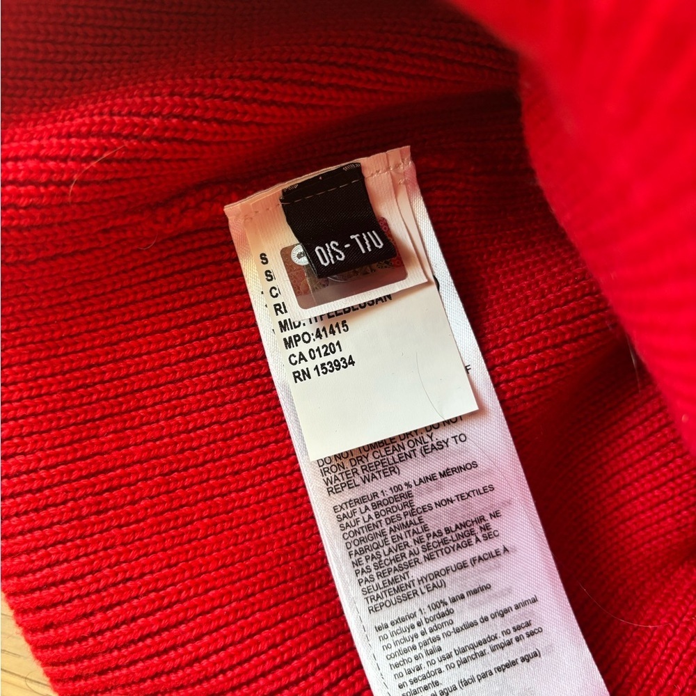 Canada Goose Men’s Large Patch Red Beanie - Picture 3 of 4